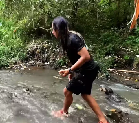 Makanan Dilarang Orangtua, Dede Inoen Nyate Tunggir Ayam Makannya Begitu Lahap