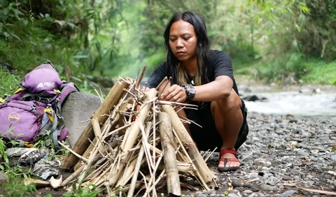 Memasak Pantat Ayam di Pinggir Sungai