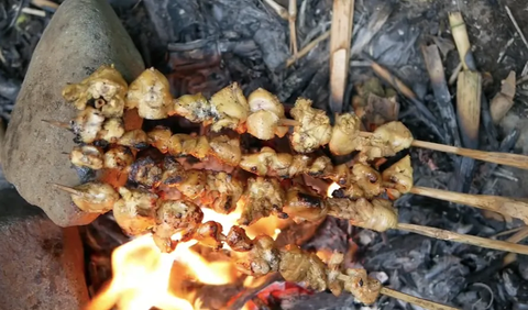 Satu persatu tunggir ditusuk di sebuah batang bambu dan sate tunggir pun langsung dibakar dengan menggunakan alat seadanya di pinggir sungai.