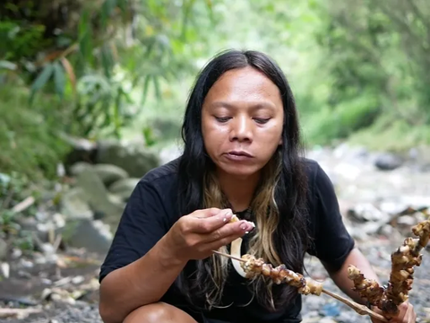 Makanan Dilarang Orangtua, Dede Inoen Nyate Tunggir Ayam Makannya Begitu Lahap