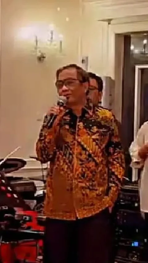 Asyiknya Mahfud MD Nyanyi Lagu Koes Plus, Lepas Lelah Usai Bekerja