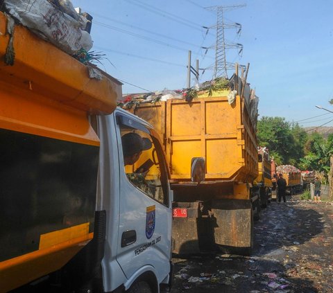 Sejumlah truk pengangkut sampah mengantre untuk masuk ke tempat pembuangan di TPA Cipayung, Depok, Jawa Barat, Selasa (11/07/2023). Kondisi seperti sudah berlangsung selama lebih dari dua bulan.