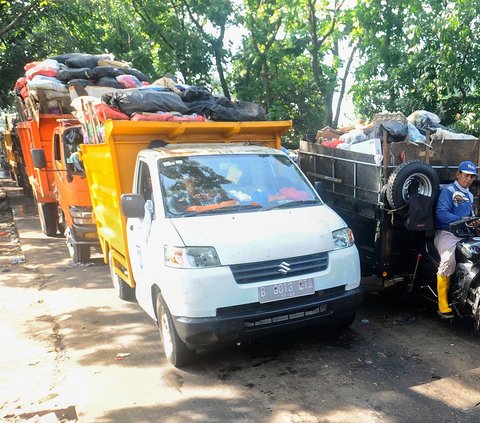Sejumlah mobil boks hingga truk pengangkut sampah saat mengantre untuk pembuangan di TPA Cipayung, Depok, Jawa Barat, Selasa (11/07/2023).