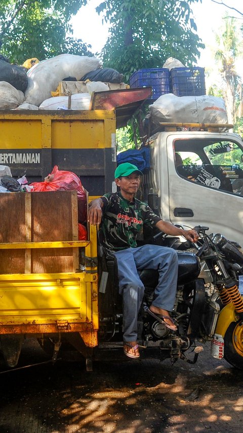 Berbagai jenis kendaraan pengangkut sampah mengantre di TPA Cipayung dimulai dari kendaraan roda tiga, mobil boks hingga truk besar menunggu giliran untuk membuang sampah.