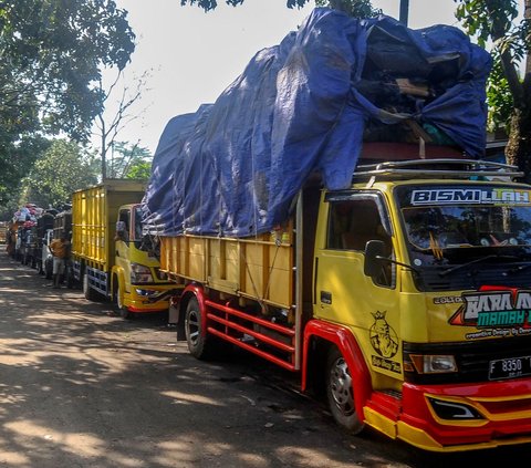 Para sopir truk sampah mengaku harus menunggu waktu hingga 6 jam setiap hari untuk membuang sampah-sampah di TPA Cipayung.