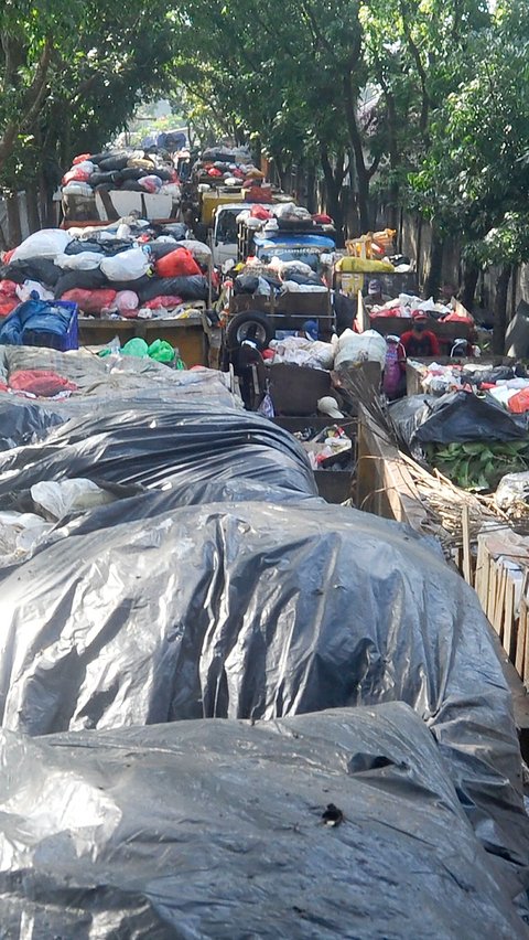 FOTO: TPA Cipayung Kelebihan Kapasitas, Sudah 2 Bulan Antrean Truk Sampah Mengular Parah di Depok