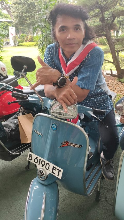 Penyanyi Kaka Slank Lebih Suka Naik Vespa Listrik di Jakarta