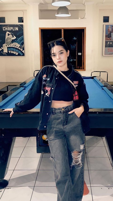 Dalam keseharian, Syalma juga aktif membagikan kesehariannya di Instagram. Seperti saat dirinya melakukan potret di tempat billiard.