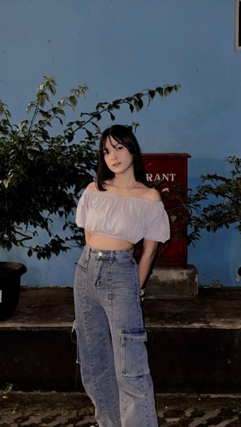 Sama seperti remaja umumnya, Syalma memiliki gaya tampilan yang stylish saat mengenakan atasan outfit sabrina crop top berwarna putih dan celana cargo.