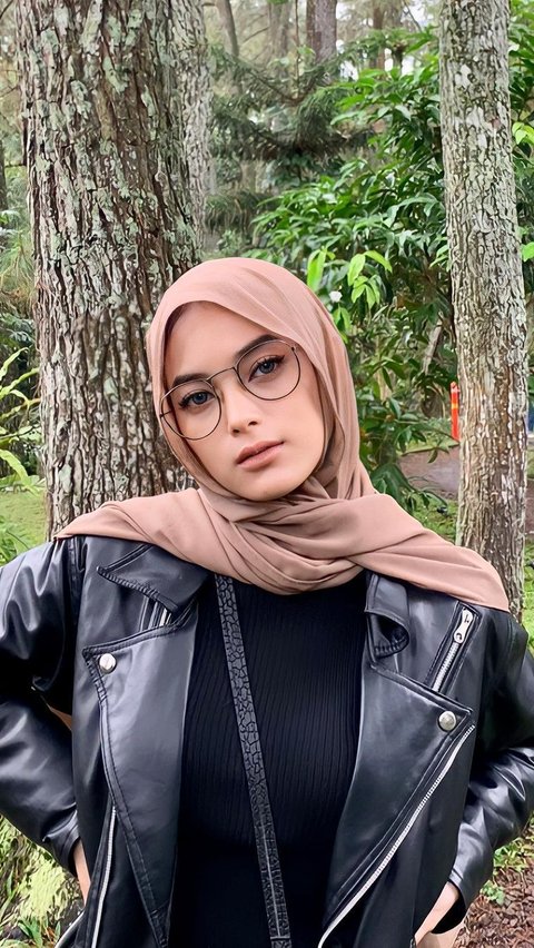 Penampilan Syalma saat berhijab ini berhasil membuat pangling metizen. Meski berpenampilan tertutup, gayanya terlihat elegan dengan jaket kulit warna hitam.