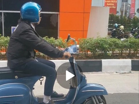 Asyiknya Kaka Slank Kendarai Vespa Klasik Listrik, Jadi Malas Bawa Mobil