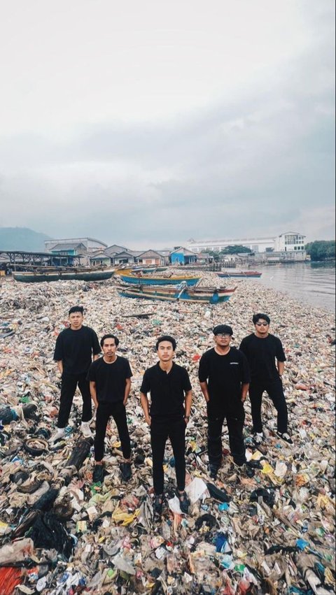 Ada di Lampung, Ini Momen Pandawara Group Bersihkan Pantai Terkotor Kedua di Indonesia