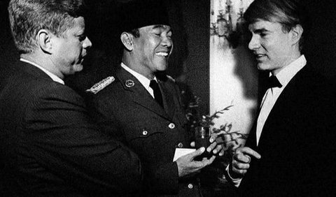 Potret Soekarno dengan Presiden Amerika, John F. Kennedy dan Andy Warhol, seniman asal Amerika.