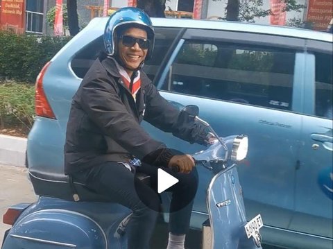 Asyiknya Kaka Slank Kendarai Vespa Klasik Listrik, Jadi Malas Bawa Mobil