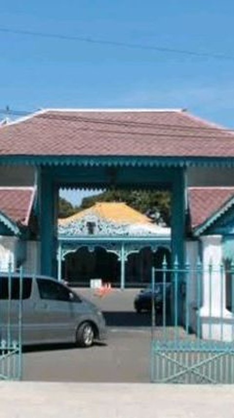 Kori Brajanala merupakan akses pintu masuk menuju Keraton Kasunanan Surakarta. Bangunan ini menjadi spot foto populer di Kota Solo.