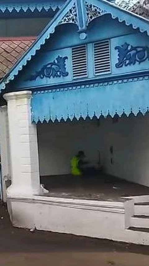 Selain itu, terdapat pula dua daun pintu jati berukuran sangat besar. Pintu tersebut berukuran sangat tinggi dan tebal.