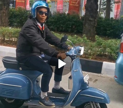 Asyiknya Kaka Slank Kendarai Vespa Klasik Listrik, Jadi Malas Bawa Mobil