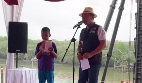 Saat Ridwan Kamil membuka baju bocah itu, ditemukan sebuah buku yang menempel di perut. Bocah tersebut pun mengaku bahwa itu adalah buku pantun.