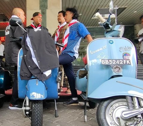 Asyiknya Kaka Slank Kendarai Vespa Klasik Listrik, Jadi Malas Bawa Mobil