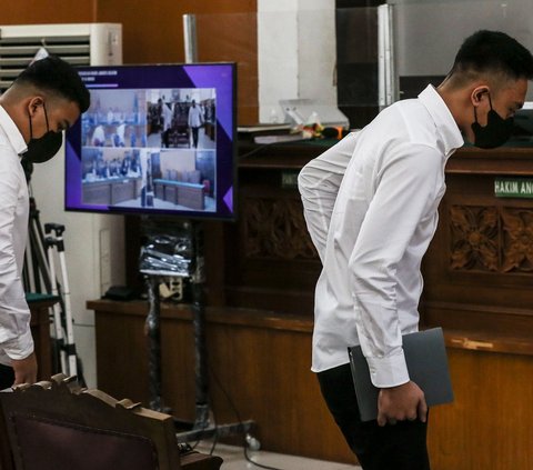 Dalam sidang lanjutan yang digelar di Pengadilan Negeri Jakarta Selatan pada Selasa (11/7/2023) ini, ada yang berbeda pada penampilan terdakwa Mario Dandy Satriyo saat menjalani sidang bersama rekannya Shane Lukas.