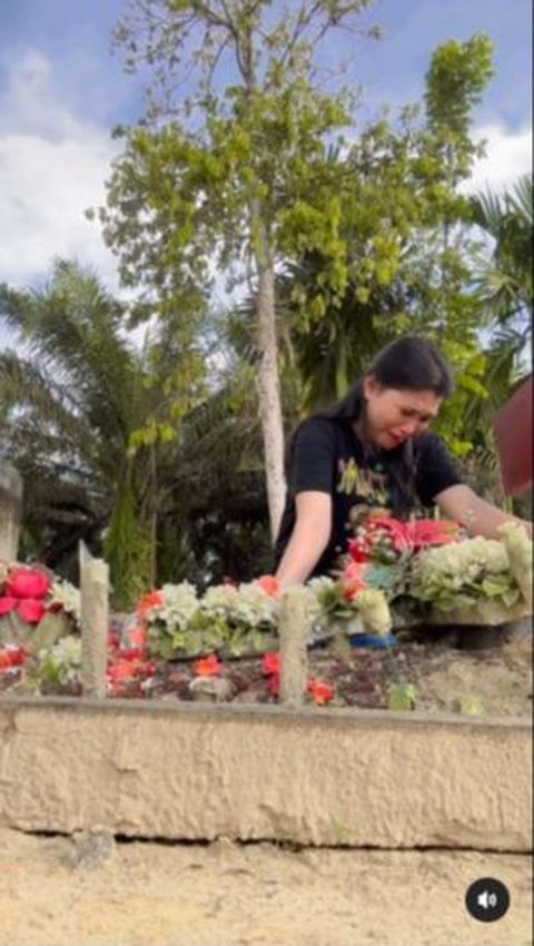 Setahun Brigadir J Wafat, Tangis Pilu Kekasih di Makam Almarhum: Hancurnya Hatiku
