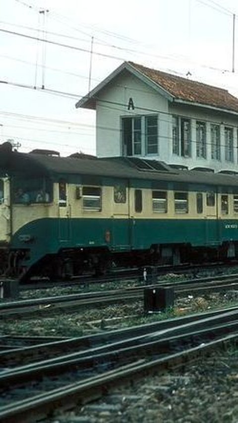 Potret Lawas Kereta Api di Berbagai Stasiun di Indonesia Tahun 1980, Bikin Nostalgia