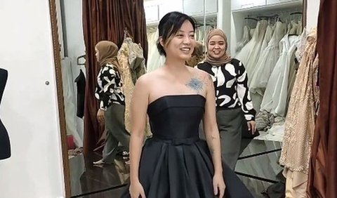 Tak lama setelah mengungkap sosok sang kekasih, Leony terlihat melakukan fitting gaun yang cantik.