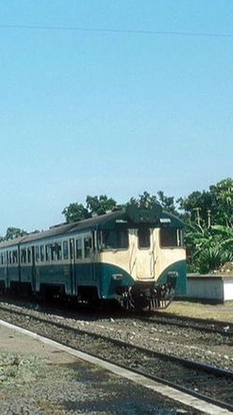 Potret Lawas Kereta Api di Berbagai Stasiun di Indonesia Tahun 1980, Bikin Nostalgia