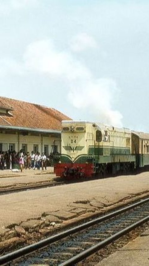 Potret Lawas Kereta Api di Berbagai Stasiun di Indonesia Tahun 1980, Bikin Nostalgia