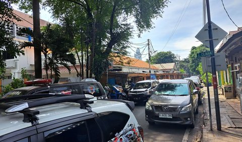Sejumlah pengendara memakir mobilnya di badan Jalan Ciliman, Cikini, Menteng, Jakarta Pusat.