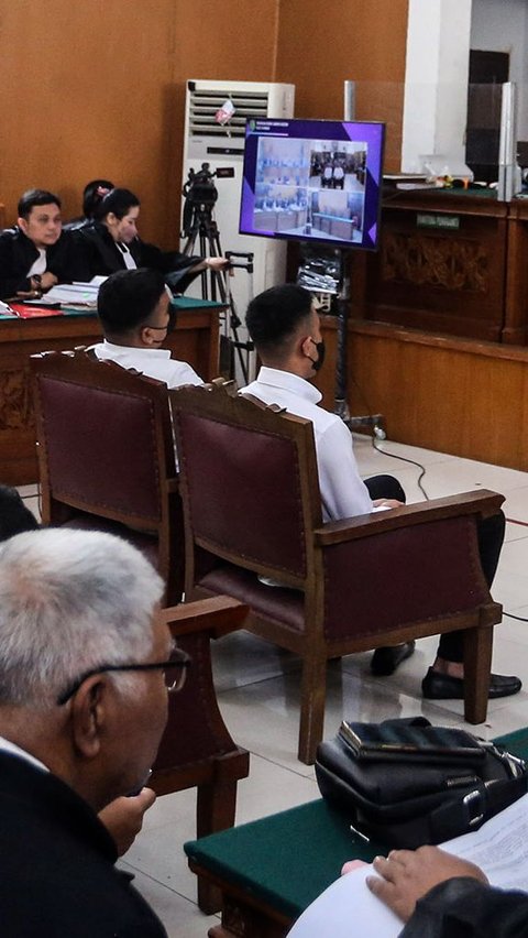 Terdakwa Mario Dandy Satriyo (20) dan Shane Lukas (19) mendengarkan majelis hakim menyampaikan keterangan saat menjalani sidang lanjutan di Pengadilan Negeri Jakarta Selatan, Selasa (11/7/2023).