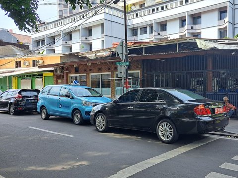 Menengok Parkir Liar Caplok Bahu Jalan Depan Rumah Makan di Cikini