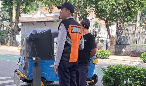 Ia mengatakan, parkir di badan jalan ini sudah berlangsung dari 2014. Dan sudah atas persetujuan Dishub setempat.