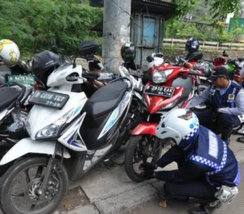 Menengok Parkir Liar Caplok Bahu Jalan Depan Rumah Makan di Cikini