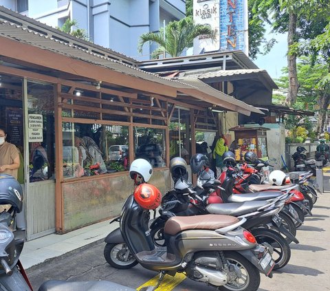 Menengok Parkir Liar Caplok Bahu Jalan Depan Rumah Makan di Cikini