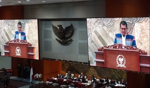 Ketua DPR RI Puan Maharani mengetuk palu pengesahan RUU Kesehatan setelah mendengarkan pendapat dua fraksi yang menolak yaitu Demokrat dan PKS.