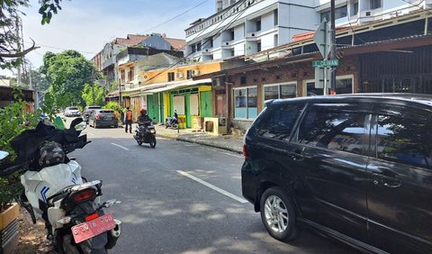 Tak hanya mobil, motor yang tidak dikunci stang pun dipindahkan sang juru parkir ke trotoar samping rumah makan.