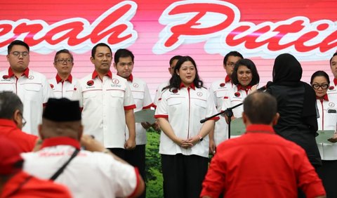 Sementara surat keputusan pelantikan pengurus lengkap TMP dibaca oleh Utut Adianto.