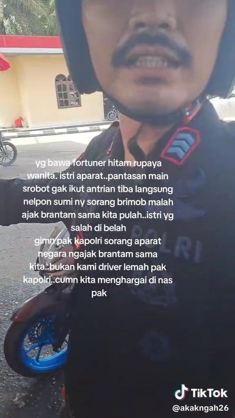 Peristiwa itu terjadi di Kabupaten Indragiri Hulu, Riau. Dalam video terlihat seorang pria berkumis dengan seragam Brimob hitam lengkap datang ke SPBU mengenakan helm dan sepeda motor. Ia didampingi temannya pria berkaus hitam dengan tulisan 