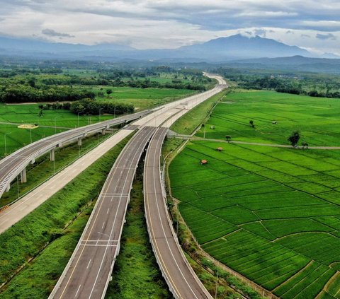 Sebelumnya, kehadiran Tol Cisumdawu bakal mempermudah akses dari Bandung menuju Cirebon, maupun sebaliknya. Sehingga pengguna jalan tak peu lagi berputar lewat Tol Cipali.