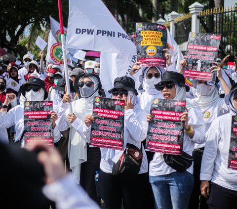 Massa tenaga medis dan kesehatan dari berbagai organisasi menggelar aksi unjuk rasa di kawasan Gedung DPR/MPR pada Selasa (11/7/2023). Mereka menentang pengesahan RUU Kesehatan.