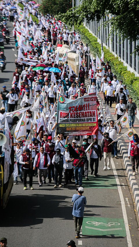 Dalam aksinya, mereka menuntut DPR untuk menunda pembahasan RUU Kesehatan dalam Omnibus Law karena dianggap akan merugikan tenaga kesehatan.