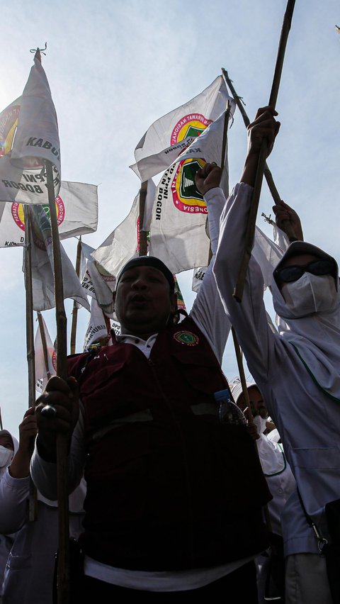 Aksi unjuk rasa tersebut dilakukan di tengah Sidang Paripurna DPR sedang berlangsung di Gedung Nusantara.