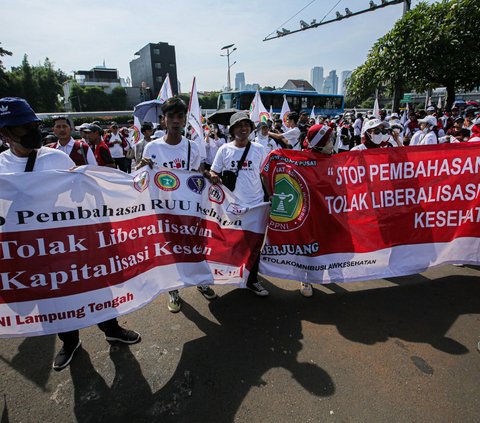 Selama beraksi, mereka membawa tuntutan bertajuk Aksi Selamatkan Kesehatan Rakyat Indonesia di depan Gedung DPR RI.