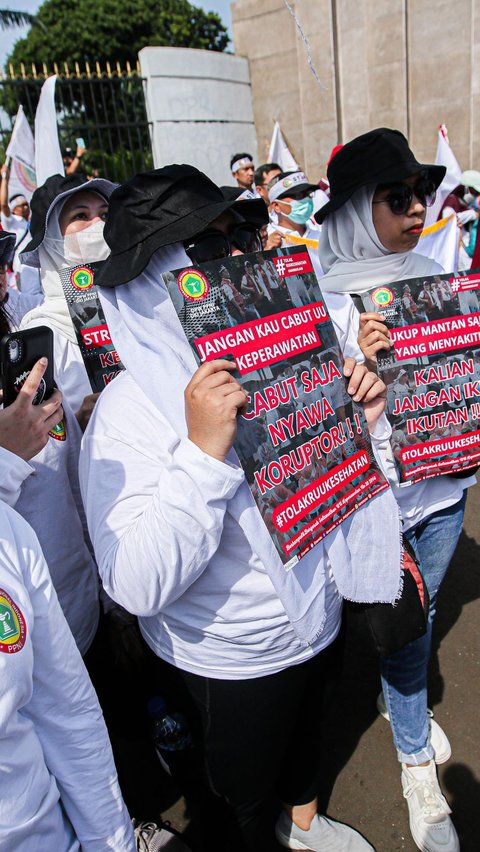 Diketahui, aksi demo itu digelar oleh DPW Persatuan Perawat Nasional Indonesia (PPNI) DKI Jakarta.