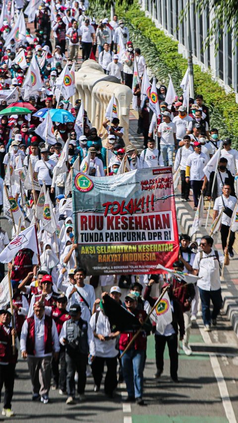 Mereka juga melakukan aksi jalan kaki dengan membawa beragam atribut bendera, spanduk hingga teatrikal di kawasan Gedung DPR/MPR pada Selasa (11/7/2023).