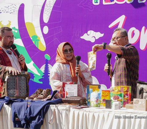 Pasarkan Produk & Merek Lokal, Mendag Zulhas Live Shopping di Festival Indonesia