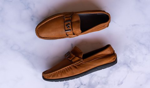 Sejak sepatu loafers pertama kali diperkenalkan, jenis sepatu ini berhasil menarik perhatian banyak orang dari seluruh dunia.