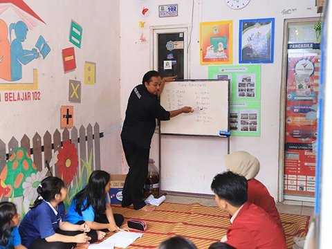 Gaji Guru di Indonesia Masih Kalah Jauh dari Singapura dan Vietnam