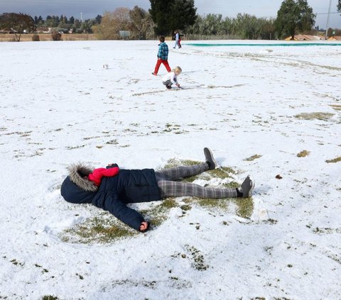 Kondisi cuaca yang unik dan jarang terjadi ini membuat heboh warga bahkan anak-anak meluapkan antusiasnya dengan bermain di atas salju yang turun di wilayah dataran tinggi Afrika Selatan di Johannesburg.